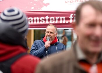 Ruotsin vasemmistopuolueen puheenjohtaja Jonas Sjöstedt kampanjoi tiistaina vasemmistoliiton vaalimökillä.