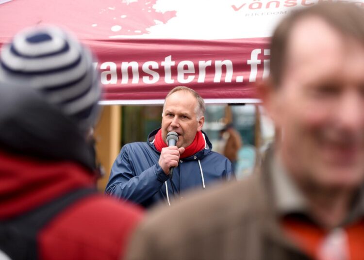 Ruotsin vasemmistopuolueen puheenjohtaja Jonas Sjöstedt kampanjoi tiistaina vasemmistoliiton vaalimökillä.