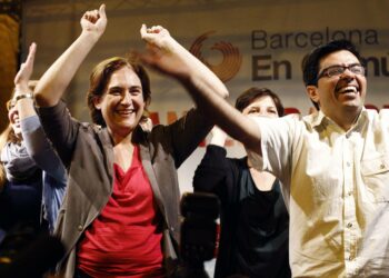 Barcelonan pormestariksi vasemmistoliikkeen ehdokkaana valittu Ada Colau (vas.) riemuitsi sunnuntai-iltana.