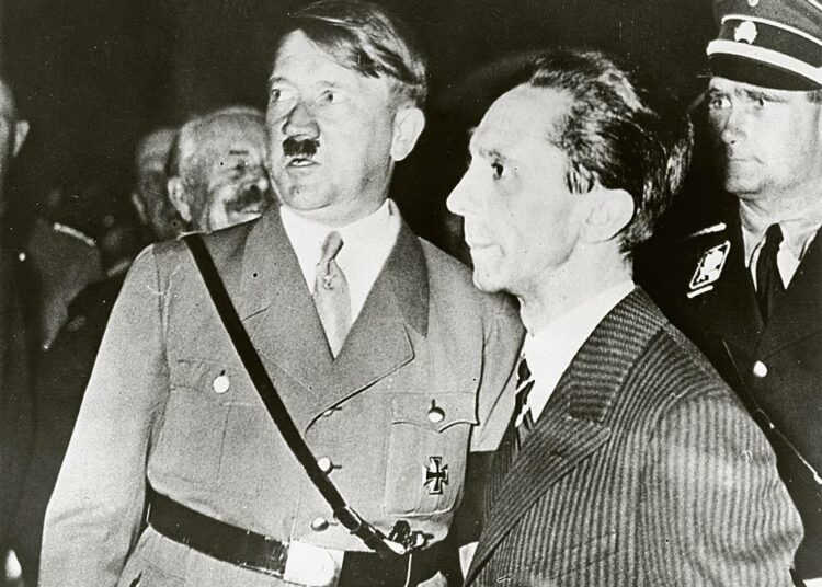 Hitler onnistui saamaan miljoonat saksalaiset kannalleen ja tielle kohti tuhoa. Josef Goebbelsilla (oik.) oli merkittävä vaikutus Hitlerin karisman syntyyn.