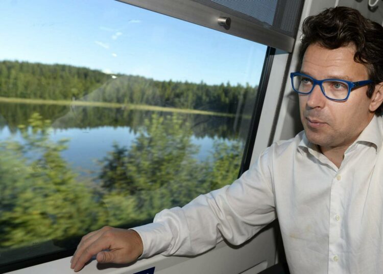 Vihreiden Ville Niinistö matkusti junalla Jyväskylään.