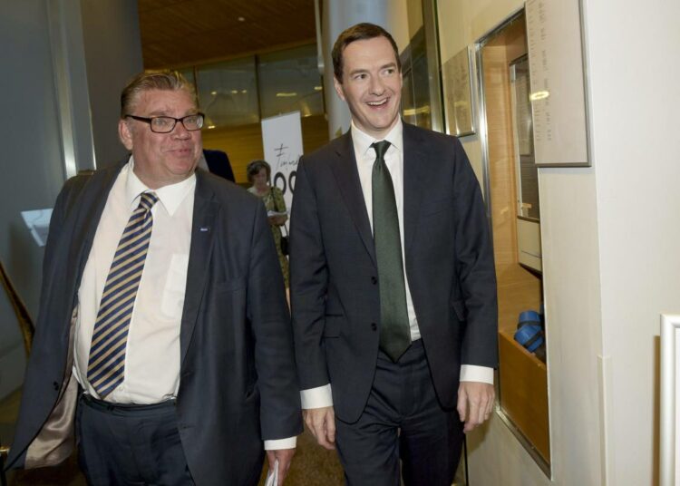 Ulkoministeri Timo Soini ja Britannian valtiovarainministeri George Osborne suurlähettiläskokouksen avajaisissa maanantaina.