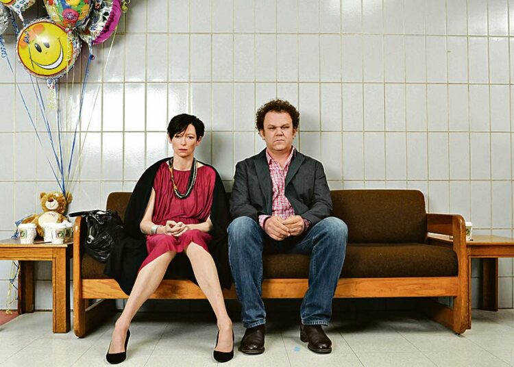 Poikani Kevin on koskettava draama äidistä, joka yrittää ymmärtää teini-ikäisen poikansa kauhistuttavien tekojen syyt. Kuvassa Tilda Swinton ja John C. Reilly.