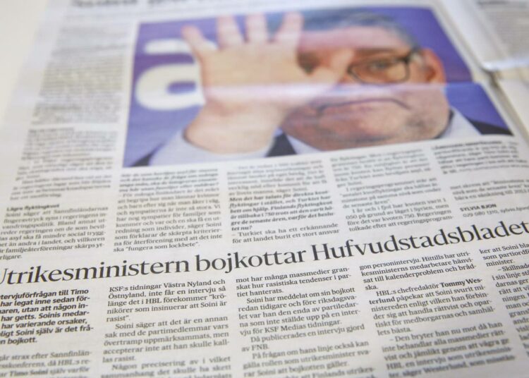 Sanomalehti Hufvustadbladetin otsikko, missä lukee ulkoministeri Timo Soinin (kuvassa yllä) boikotoivan Hufvustadbladetia, on kuvattu 23. joulukuuta 2015. Soini vahvisti lehden mukaan kieltäytyvänsä antamasta haastatteluja KSF Median lehdille, koska kolumnistit vihjaavat hänen olevan rasisti.