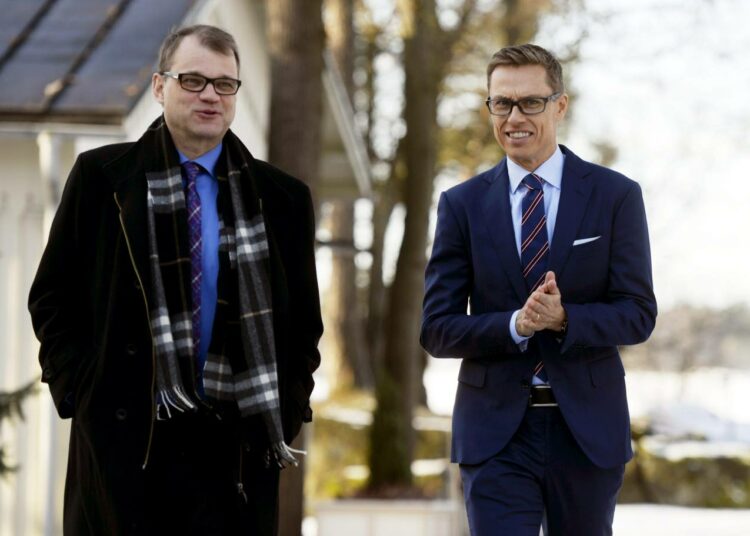 Niin sanottu yhteiskuntasopimus on hallituksen oikeistolaisen politiikan mukainen ja kaukana tasapuolisesta, toteaa Helsingin Vasemmistoliitto. Kuvassa pääministeri Juha Sipilä ja valtiovarainministeri Alexander Stubb.