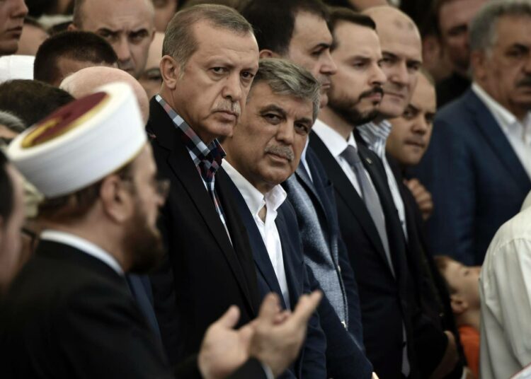 Turkin presidentti Recep Tayyip Erdogan ja entinen presidentti Abdullah Gül (C-R) osallistuivat kaappausyrityksen uhrien hautajaisiin sunnuntaina Istanbulissa.