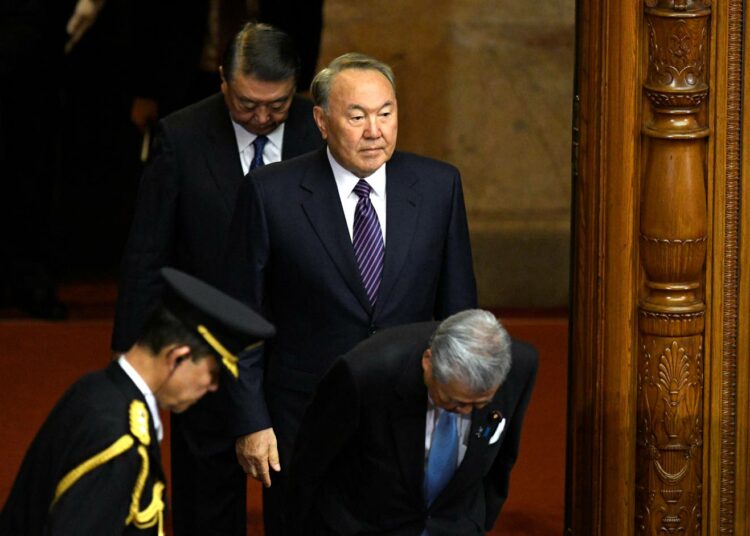 Kazakstanin presidentti Nursultan Nazarbajev valtiovierailulla Japanissa kolme viikkoa sitten.