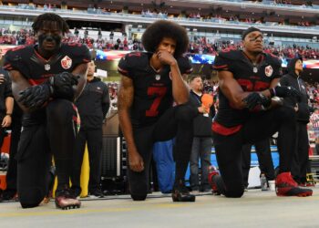 Pelaajien protestin aloitti viime vuoden syksyllä San Franciscon Colin Kaepernick (keskellä).