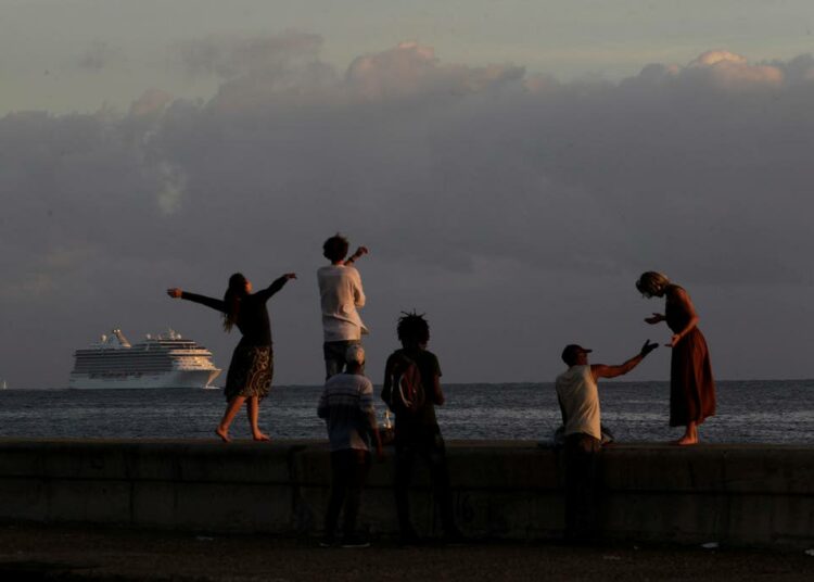 Ulkomailla asuvien omaisten rahalähetykset ovat tärkeä tulonlähde esimerkiksi Kuubassa. Kuva Havannan rantakadulta.