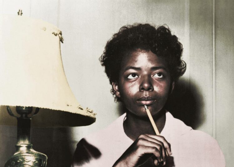 1950-luvulla Amerikan valkoisella väestöllä meni hyvin, mutta mustille rotusyrjintä oli arkipäivää. Sitä vastustamaan asettui 15-vuotias koululainen Elizabeth Eckford.
