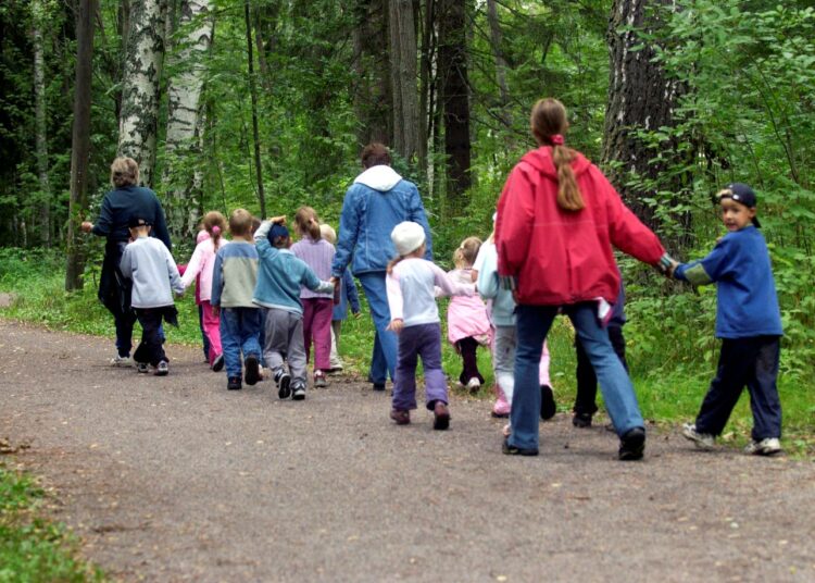 Varhaiskasvatuksen suurin ongelma ei ole työntekijöiden koulutustaso, vaan liian suuret ryhmäkoot. Arkistokuvassa päiväkotilapsia retkellä.