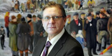 SAK:n hallituksen varapuheenjohtaja, järjestöjohtaja Matti Huutolan mukaan irtisanomissuojan heikennys iskee palvelualoilla naistyöntekijöihin.