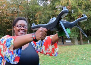 Tansanialainen it-yrittäjä Rose Funja on valjastanut droonit maatalouden palvelukseen.