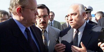 Martti Ahtisaari ja Viktor Tšernomyrdin Belgradin lentokentällä 2.6.1999.