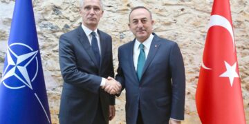 Naton pääsihteeri Jens Stoltenberg ja Turkin ulkoministeri Mevlüt Çavu¿oglu tapasivat Turkin hyökkäyksen käynnistymisen jälkeen Istanbulissa.