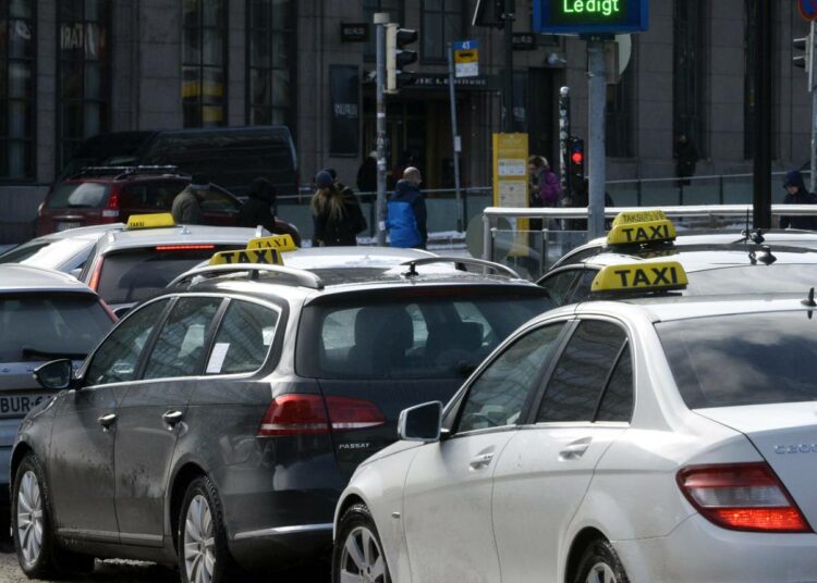 Liikenteenohjaajat haluavat taksimittarit takaisin.