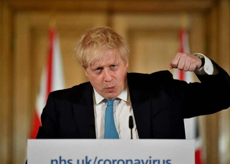 Britannian pääministeri Boris Johnson päivittäisessä koronainfossaan. Perjantaina ilmoitettiin, että Johnson on saanut koronatartunnan.