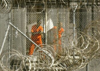 Kuva Guantanamon vangeista on vuodelta 2002.