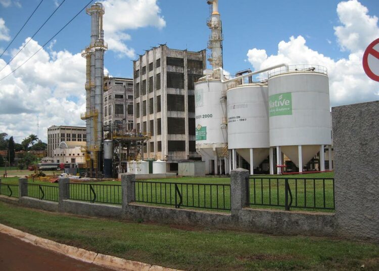 Sokeritehdas ja etanolitislaamo Brasilian eteläisen São Paulon osavaltiossa. Suuret alat osavaltiosta on muutettu valtavaksi sokeriruokopelloksi.