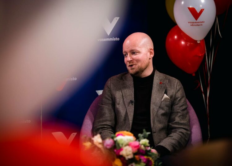 Jussi Saramo kommentoi sote-vaaleja vasemmistoliiton vaalivalvojaisissa.