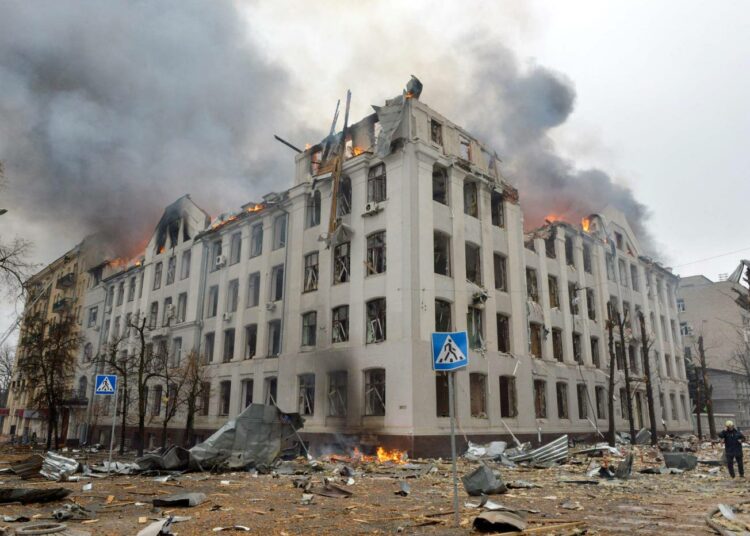 Venäjän pommitukset ovat tuhonneet siviilirakennuksia eri puolilla Ukrainaa. Harkovassa yliopiston rakennus vaurioitui Venäjän iskuissa.