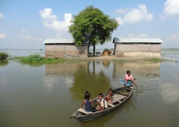 Rankkasateiden aiheuttamat tulvat ja muut äärisäät yleistyvät ilmastonmuutoksen myötä, todettiin Davosin talousfoorumin riskianalyysissa. Kuva Intian Assamista.