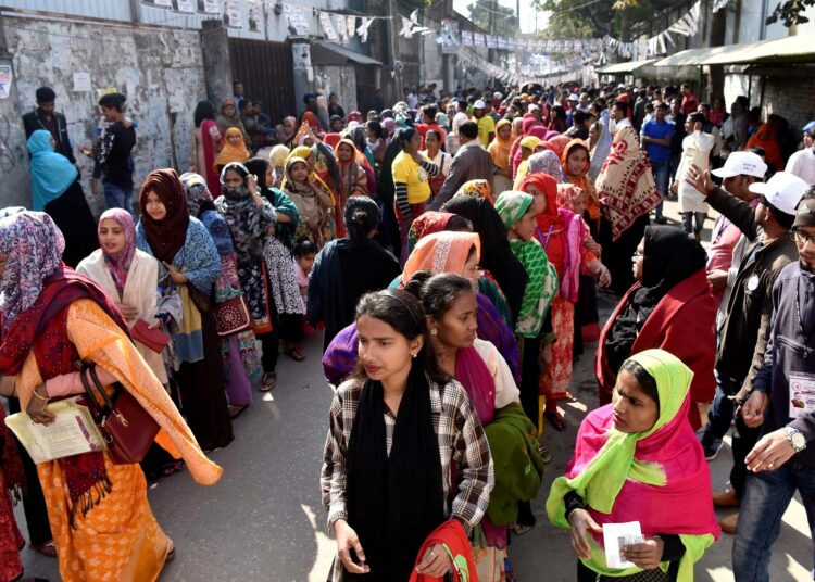 Bangladeshiläiset pitävät vaalejaan vielä vilpillisempinä kuin yhdysvaltalaiset. Jälkimmäiset luottavat vaaleihinsa vähemmän kuin minkään muun niin sanotun liberaalin demokratian kansalaiset. Kuvassa naispuolisia äänioikeutettuja jonottamassa äänestyspaikalle Dhakassa, Bangladeshissa.