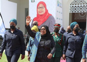 Tansanian presidentti Samia Suluhu osallistui paikallisen naistenjärjestön uusien toimitilojen avajaisiin Sansibarissa.