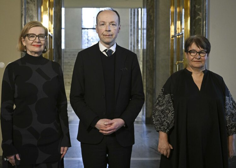 Ensimmäinen varapuhemies, kokoomuksen Paula Risikko (vas.), puhemies, perussuomalaisten Jussi Halla-aho ja toinen varapuhemies, SDP:n Tarja Filatov.