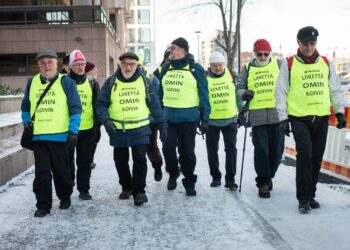 Kävelypässit suuntaavat kohti Raisiota. Maaliskuussa ollaan veilä vahvasti Uudellamaalla.