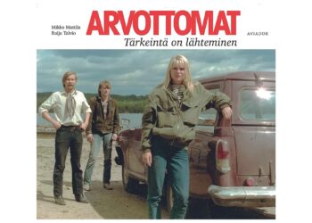 Arvottomien pääkolmikko Joutsassa Rutalahden tukkirannassa.