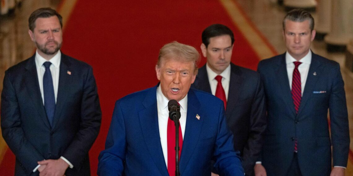 Yhdysvaltain presidentti Donald Trump kertoi sunnuntaina Yhdysvaltain iskuista. Hänen taustallaan ovat varapresidentti JD Vance (vas.), ulkoministeri Marco Rubio (kesk.) ja puolustusministeri Pete Hegseth.