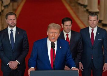 Yhdysvaltain presidentti Donald Trump kertoi sunnuntaina Yhdysvaltain iskuista. Hänen taustallaan ovat varapresidentti JD Vance (vas.), ulkoministeri Marco Rubio (kesk.) ja puolustusministeri Pete Hegseth.