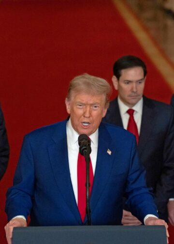 Yhdysvaltain presidentti Donald Trump kertoi sunnuntaina Yhdysvaltain iskuista. Hänen taustallaan ovat varapresidentti JD Vance (vas.), ulkoministeri Marco Rubio (kesk.) ja puolustusministeri Pete Hegseth.