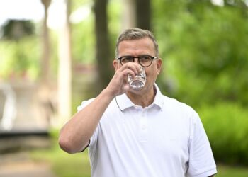 Pääministeri Petteri Orpo antaa valtiovarainministerille tilaa.