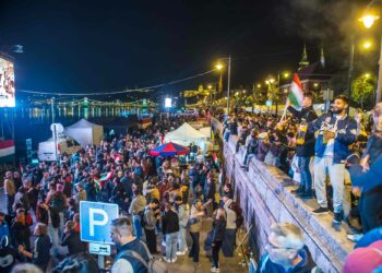 Ihmiset juhlivat vaalitulosta Budapestissa.