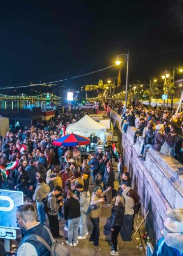 Ihmiset juhlivat vaalitulosta Budapestissa.