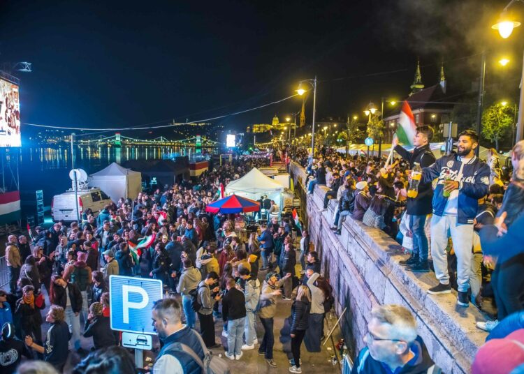 Ihmiset juhlivat vaalitulosta Budapestissa.