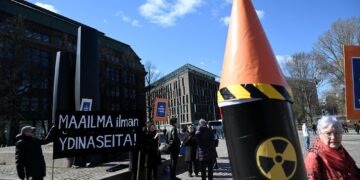 Aktivistit keräsivät allekirjoituksia ydinaseita vastustavaan adressiin huhtikuun lopulla.