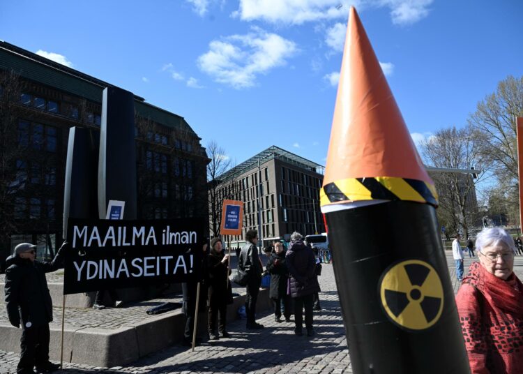 Aktivistit keräsivät allekirjoituksia ydinaseita vastustavaan adressiin huhtikuun lopulla.