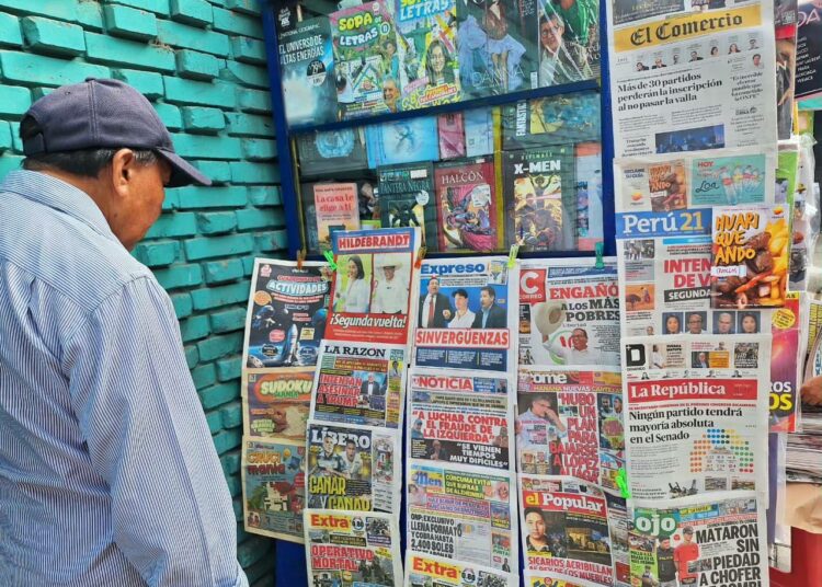 Lehtikioski Limassa, Perussa. Latinalaisessa Amerikassa suurin muutos näkyy painetussa lehdistössä. Radio ja televisio tavoittavat edelleen laajan yleisön, vaikka niiden merkitys uutislähteinä vähenee.