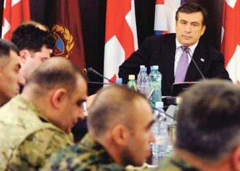 Georgian presidentti Mihail Saakashvili sotilaskomentajiensa keskellä keskiviikkona Tbilisissä.