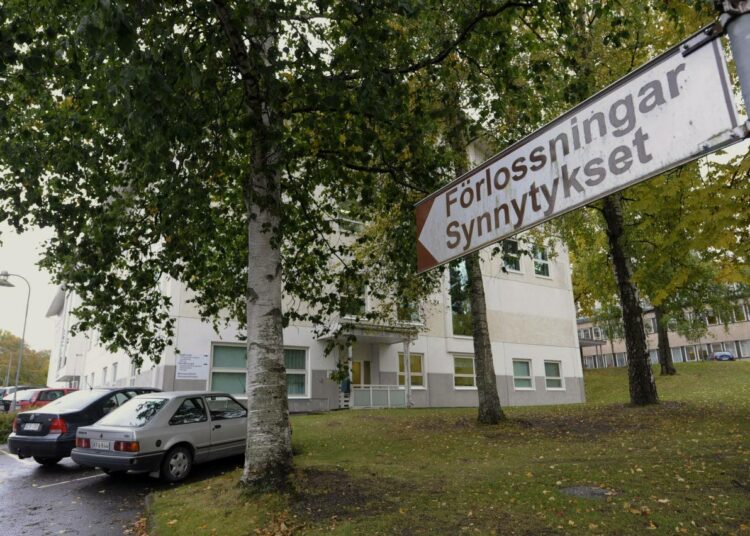 Helsingin ja Uudenmaan Sairaanhoitopiiri HUS päätti maanantaina, että Raaseporissa sijaitsevan Tammisaaren sairaalan kuulu synnytysosasto lopetetaan kesäkuun alusta.