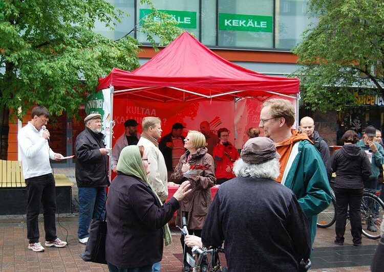 Vasemmistoliiton puoluekokousta ja 20-vuotisjuhlaa tehtiin tiistaina tunnetuiksi Jyväskylän kävelykadulla.