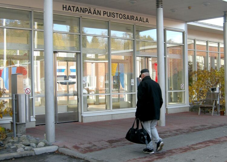 Tampereella kysellään nyt, hoitaako yksityinen Attendo MedOne potilaitaan huonosti Hatanpään puistosairaalan vuodeosastolla.