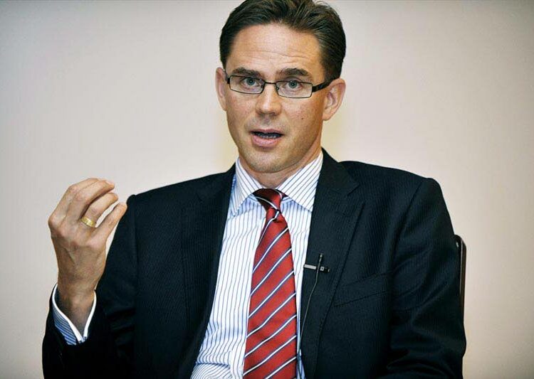 Jyrki Katainen uskoo EU:n vakauspaketin suomalaista työtä suojaavaan voimaan.