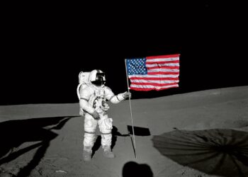 Yhdysvaltojen poikkeuksellisuudelle on olemassa oma oppinsa. Sen mukaan Yhdysvallat on maailman paitsi rikkain myös vapain ja demokraattisin maa- Kuvassa yhdyvaltalainen astronautti Edgar D. Mitchell pystyttää tämän poikkeuksellisen maan lippua kuun kamaralle vuonna 1971.