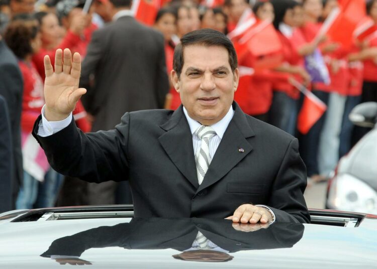 Tunisian viime perjantaina syrjäytetty presidentti Zine El Abidine Ben Ali lokakuussa 2009 otetussa kuvassa.