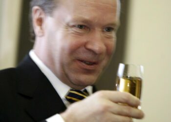 Ilkka Kanerva kohotti maljoja 60-vuotispäivänään tammikuussa 2008.