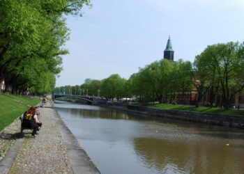 Turun Vasemmistoliitto ei hyväksy kevyenliikenteen sillan rakentamista Aurajoen kansallismaisemaan.
